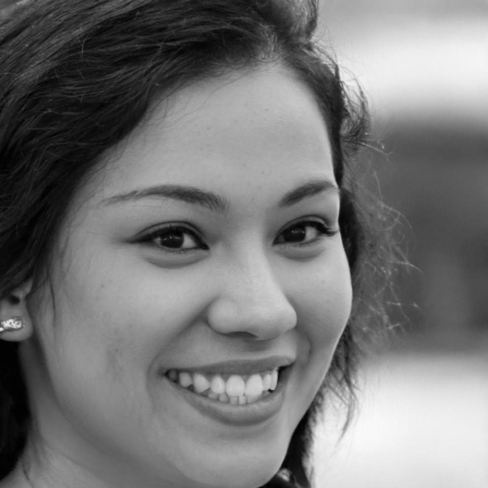 Finanzanalystin Jutta Scheffler bei der Arbeit an komplexen Bewertungsmodellen