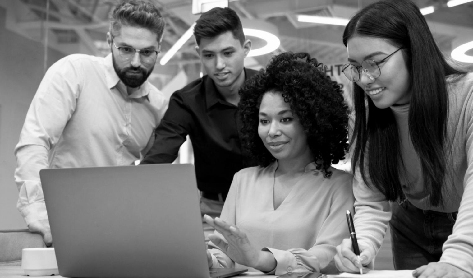 Finanzanalyst arbeitet an komplexen Modellen am Laptop